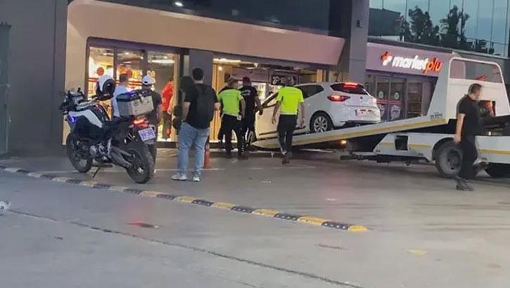 Otomobille akaryakıt istasyonu marketine daldı