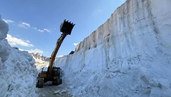 Temmuzun ortasında 6 metrelik kar duvarı! İş makineleri gözden kayboldu