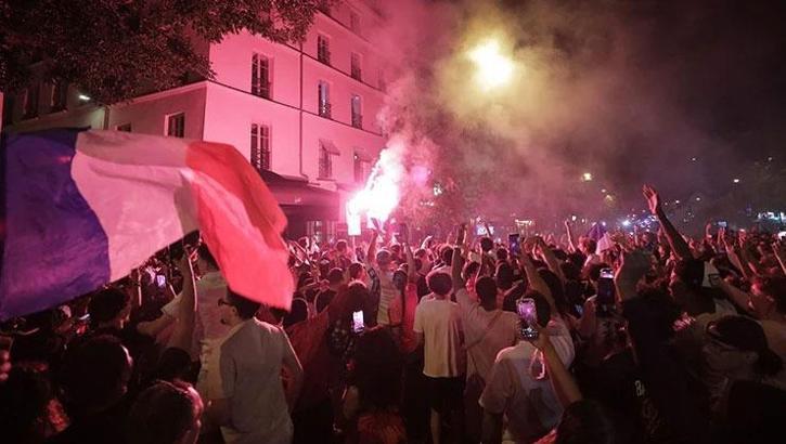 Fransa Fas'ı eledi: Paris savaş alanına döndü