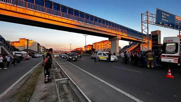 Düzce'de zincirleme kaza! Motosiklet iki aracın arasında kaldı: 1 ölü