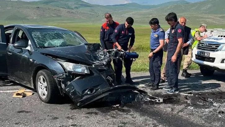 Ardahan-Artvin yolunda feci kaza! Araçta sıkışan sürücüyü itfaiye kurtardı