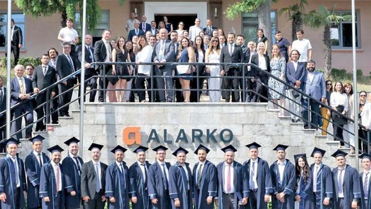 Geleceğin liderleri diplomalarını aldı