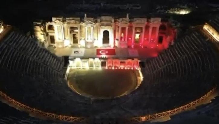 15 Temmuz'un şanlı mirası Pamukkale'de yaşatıldı! Pamukkale ve Hierapolis, ay yıldızın renkleriyle aydınlatıldı