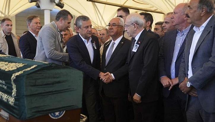 Kılıçdaroğlu ve Özel cenazede yan yana geldi! Çelenklerde 'CHP Genel Başkanı' detayı