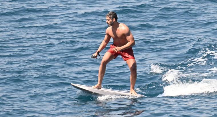 Şükrü Özyıldız Bodrum'da sörf şov yaptı! Hünerlerini sergiledi