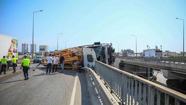 Kontrolden çıkan beton pompası üst geçitte asılı kaldı! Sürücü kurtarıldı