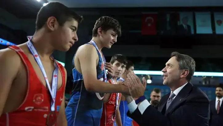 Enerji ve Tabii Kaynaklar Bakanı Bayraktar minik güreşçilerin müsabakalarını izledi
