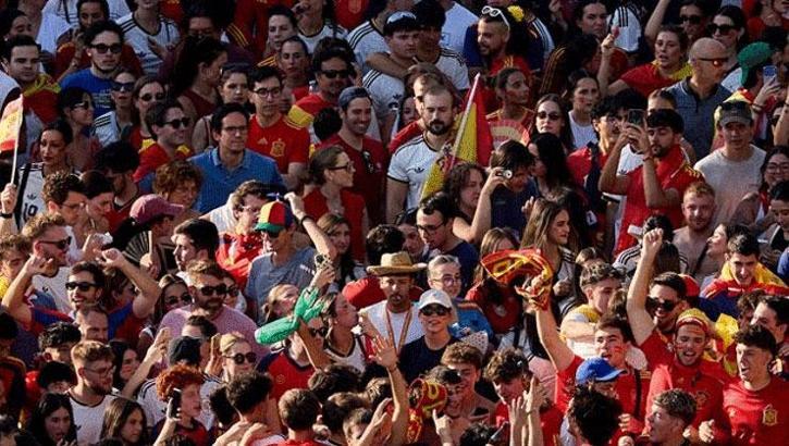 Dünya şampiyonu İspanya kahramanlar gibi karşılandı! 2 milyon kişi sokaklara döküldü