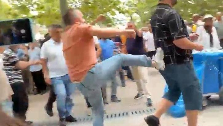 Cuma namazı çıkışı ortalık karıştı! Özgür Özel'e protestoya tekmeli arbede