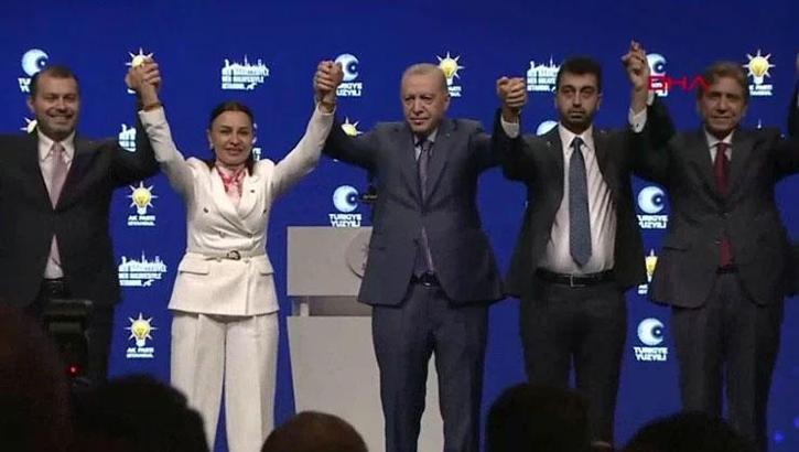 İstanbul'da 3 belediye başkanı AK Parti'ye katıldı: Rozetlerini Cumhurbaşkanı Erdoğan taktı