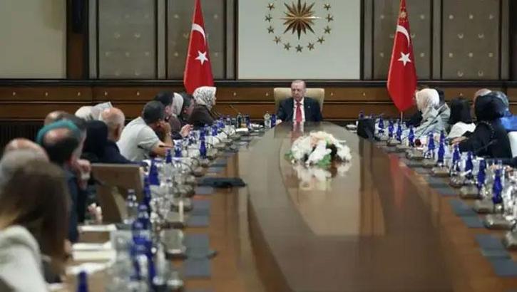Cumhurbaşkanı Erdoğan, okul saldırısında hayatını kaybeden öğrencilerin aileleriyle görüştü