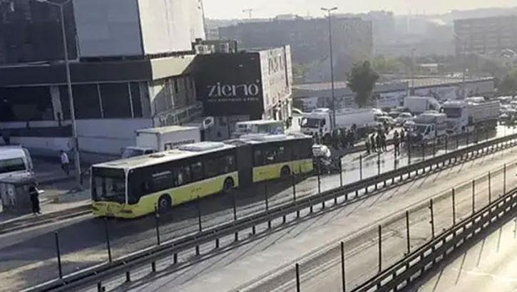 Küçükçekmece'de kaza! Otomobil, İETT otobüsüne çarptı! 3 kişi hayatını kaybetti