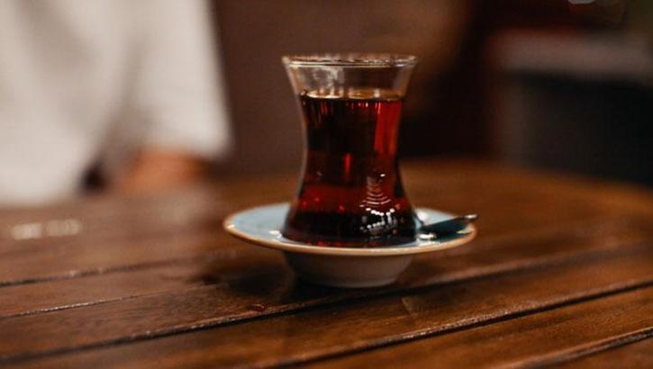 Çay bardağını masaya sert koyduğu gerekçesiyle kovuldu! Mahkemeden emsal karar