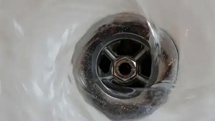 Zincir markette lavabo açıcı faciası! Bomba gibi patladı; 6 yaralı