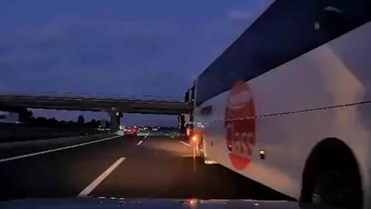 Korku dolu anlar! Şerit değiştiren otobüs kazaya neden oldu, ailenin çığlıkları kamerada