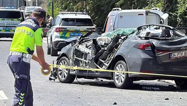 Feci kaza! TIR'a arkadan çarpan otomobilin tavanı koptu, uzman onbaşı öldü