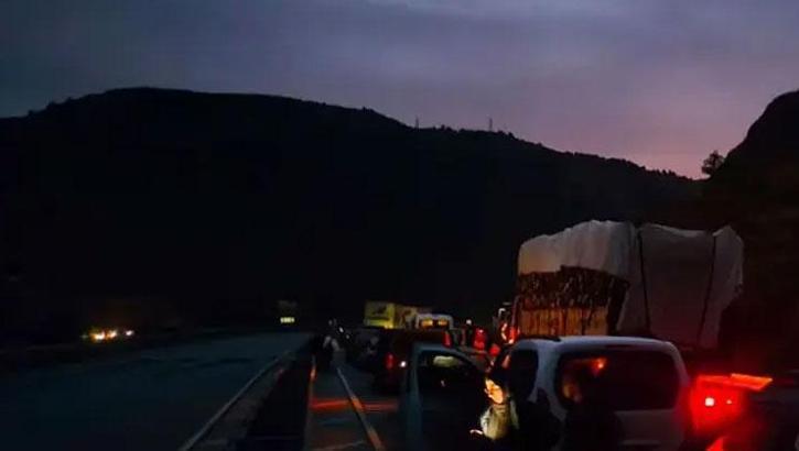 Sivas'ta toprak ve taşlar yola düştü: 10 kilometrelik araç kuyruğu oluştu