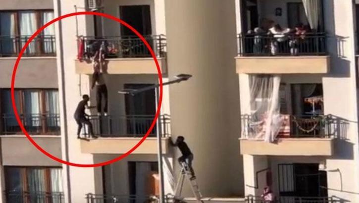 Balkondan düşmek üzere olan çocuğu böyle kurtardı!