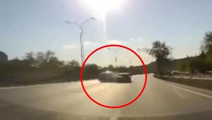 Pendik'te iki otomobilin çarpışma anı kamerada