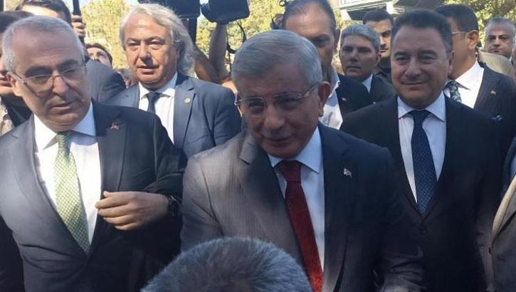 Ahmet Davutoğlu adliyede! ‘Cumhurbaşkanına hakaret’ suçlamasıyla ifade verdi