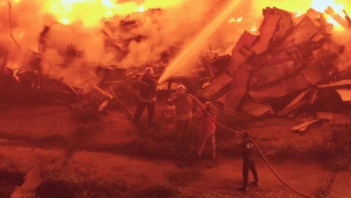 Düzce'de ahşap kapı fabrikasında yangın