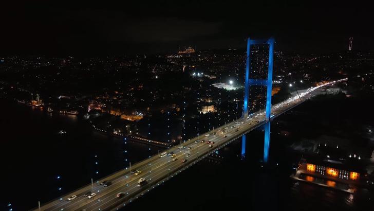 İstanbul Boğazı’ndaki köprüler turkuaz renge büründü