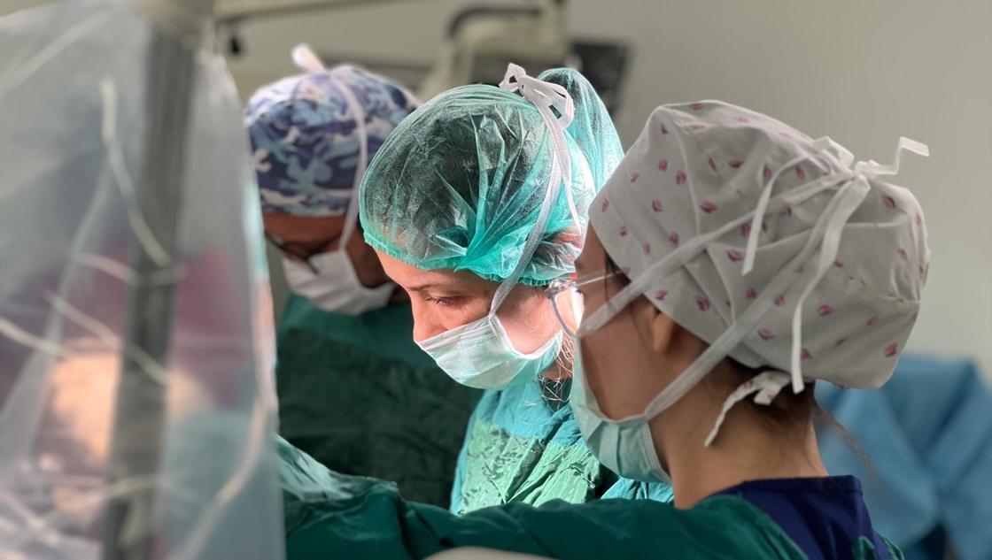 Manisa'da tarihi ameliyat! Kendi başına yemek yiyemezken günlük hayatına geri döndü