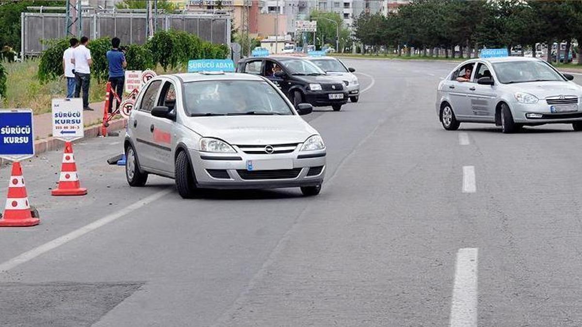 Ehliyette önemli değişiklik! Park manevrası esnetildi - Gündem Haberleri