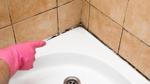 Çamaşır suyu ve kimyasala gerek yok! Banyo fayansındaki siyah küfleri ovalamadan söken sır