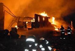 Kozmetik fabrikası alev alev yandı