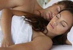 Çıplak uyumak eşittir daha çok sağlık ve seks
