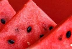 Karpuzu iftarla sahur arasında açken tüketin