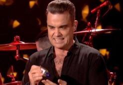 Robbie Williams, hayranlarına dokunduktan sonra elini temizledi