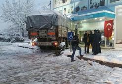 Bozuk telefonunu değiştirmeyen firmaya kızdı, kamyonu mağazaya sürdü