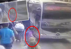Arkadaşıyla şakalaşan ve aniden yola atlayan çocuğa metrobüs çarptı!