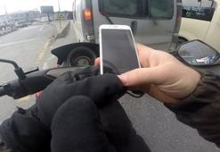 Telefonla oynayan motosikletli kaza yaptı, dalga geçti