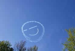 Uçağıyla gökyüzüne emoji çizen adam
