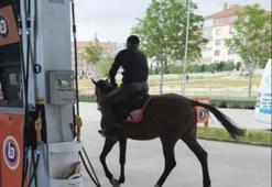 Akaryakıt istasyonuna gidip atına yakıt almak istedi