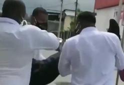 Ganalı dansçılar maske takmayan kişiyi dize getirdi