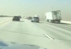 ABD'de kuvvetli rüzgar seyir halindeki TIR'ı böyle devirdi