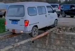 Metrelerce yükseklikteki dere üzerinden 2 odun parçası koyarak aracıyla karşıya geçti