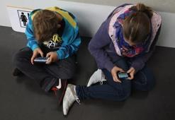 Fransa, okullarda akıllı telefon kullanımını yasakladı