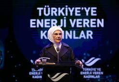 Emine Erdoğan:  Lütfen kız çocuklarımızın zihinlerine barikatlar yerleştirmeyelim