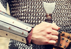 Engin Altan Düzyatan Diriliş dizisinde giydiği zırhlı kostümü kime hediye etti?