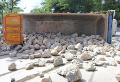 Hafriyat kamyonu devrildi, sürücü saniyelerle kurtuldu