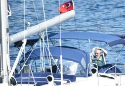 Mehmet Aslantuğ denize girmedi tişörtüyle duş aldı