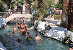 Pamukkale'deki antik havuzda turist bereketi