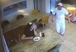 Yediği tatlının parasını ödememek için saçını koparıp baklavanın içine koydu
