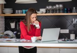 Evde öksürüğe ne iyi gelir? Öksürüğü kesmek için ne yapmalı?