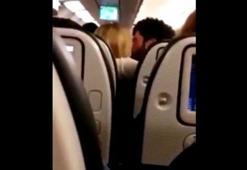 Akın Akınözü uçakta bile romantik